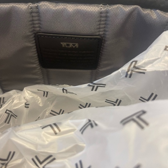 TUMI LAPTOP CROSSBODY TRAVEL BAG! ZIP close!! NWT! Quality - Picture 6 of 11